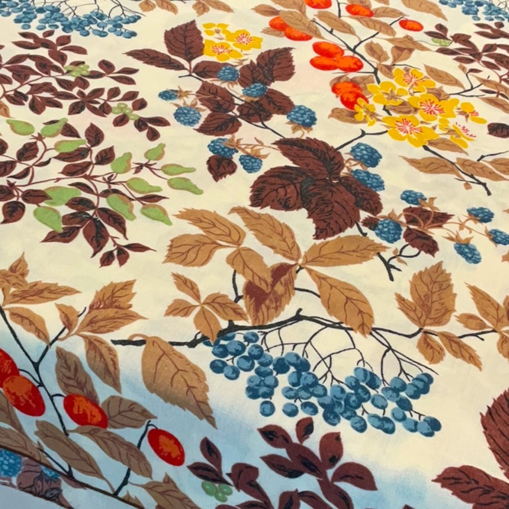 Three Autumn Thanksgiving tablecloths - Picture 2 of 16